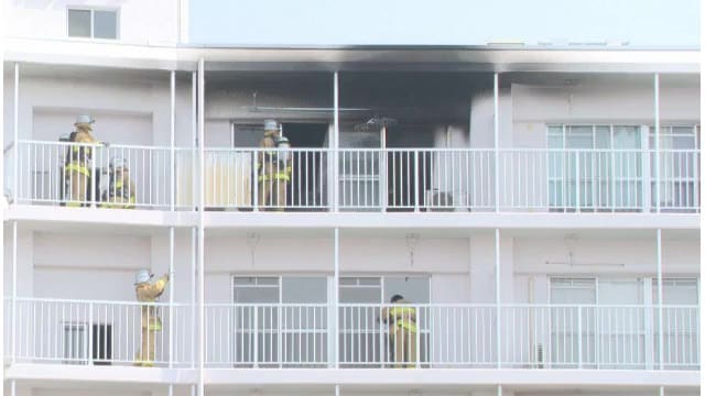 「6階の部屋から煙が…」　マンションの一室が全焼　住人の60代女性を搬送　