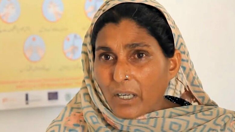 インタビューに応じる女性スタッフ