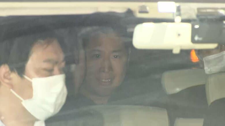 笑顔で警視庁に入るつばさの党幹事長の根本良輔容疑者　5月17日