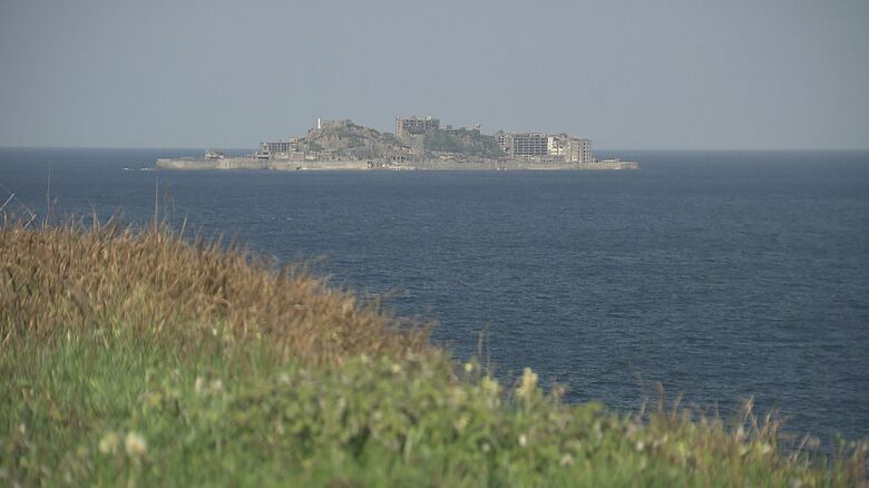 水仙の丘から軍艦島を眺めることができる