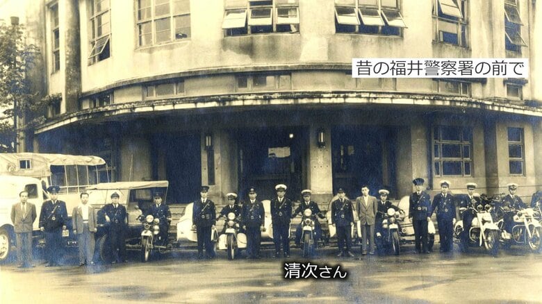 旧福井署前に白バイが6台が整列