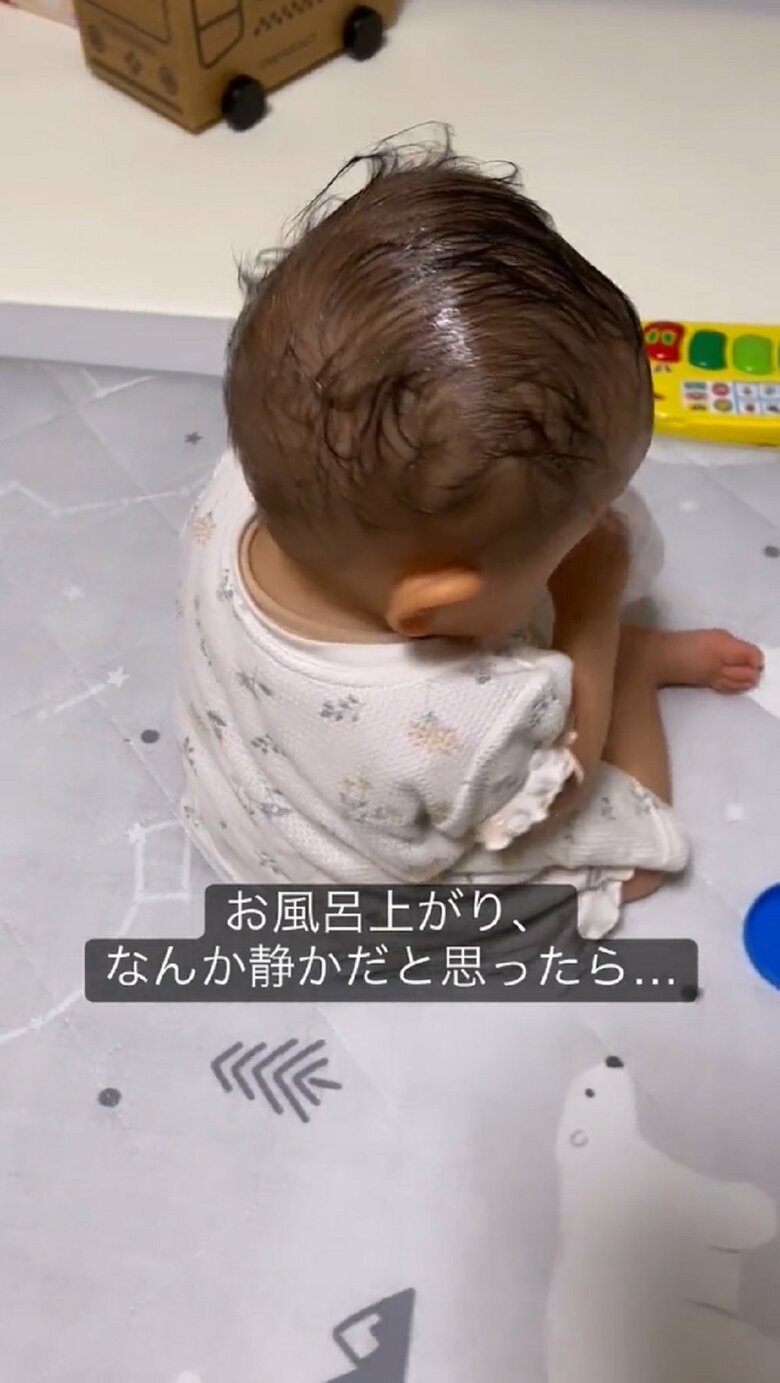 容器に片手を突っ込んでいる