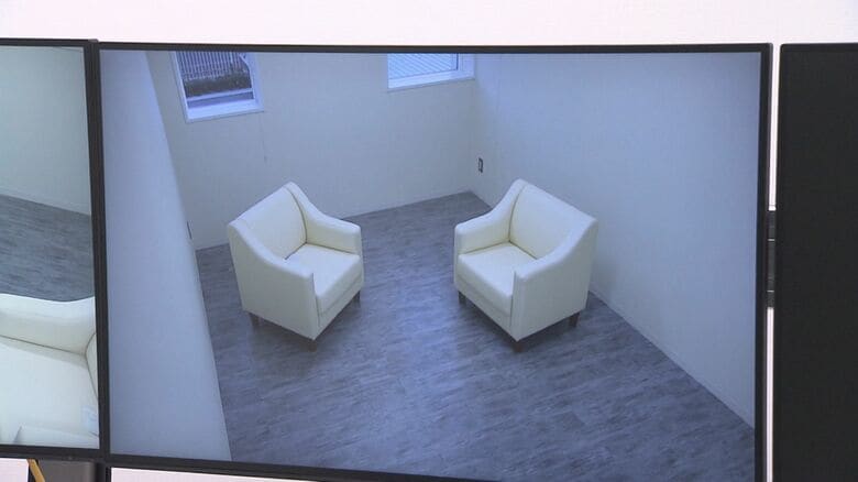 別室のモニターで捜査関係者らが子供の様子を確認できる