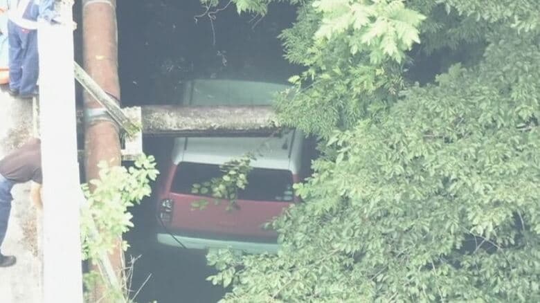 ダムに転落した車両