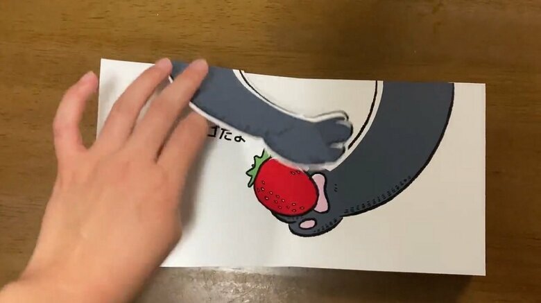 「ねぇマーマ？これ、なーんだ？？」手を動かす仕掛けがあり…