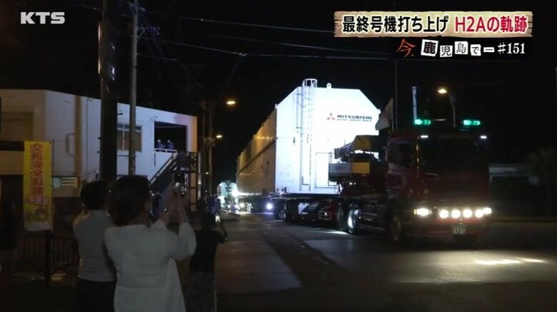 50号機を乗せた巨大コンテナが異動