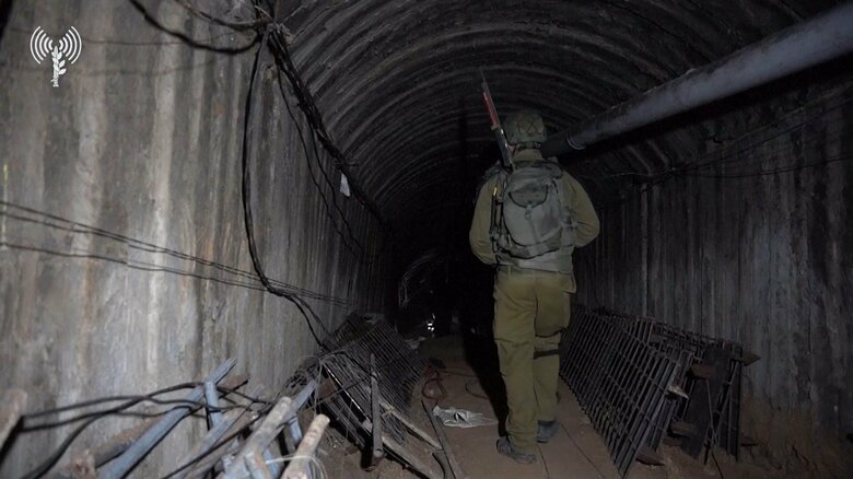 ガザ地区の地下トンネルの内部（2023年12月17日イスラエル軍公開）