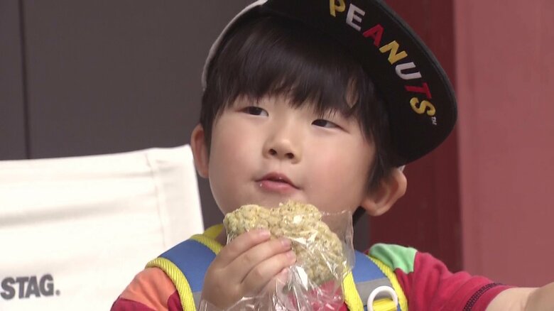 大きな口でパンを頬張る男の子