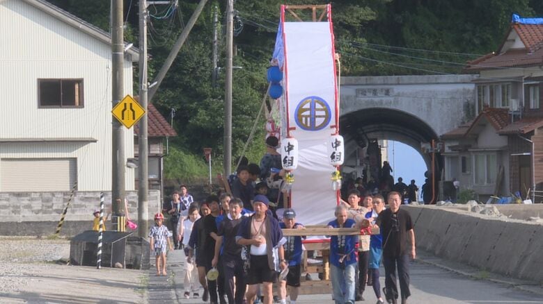 小さな港町を巡行する「袖キリコ」