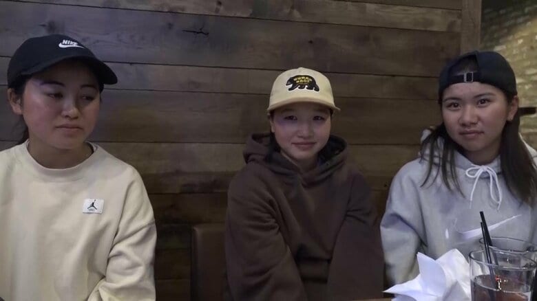 左から中山楓奈(17)、西矢椛(15)、織田夢海(16)