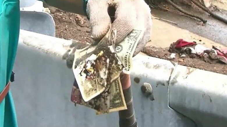 押し流された家屋にあったものだろうか　泥にまみれた写真