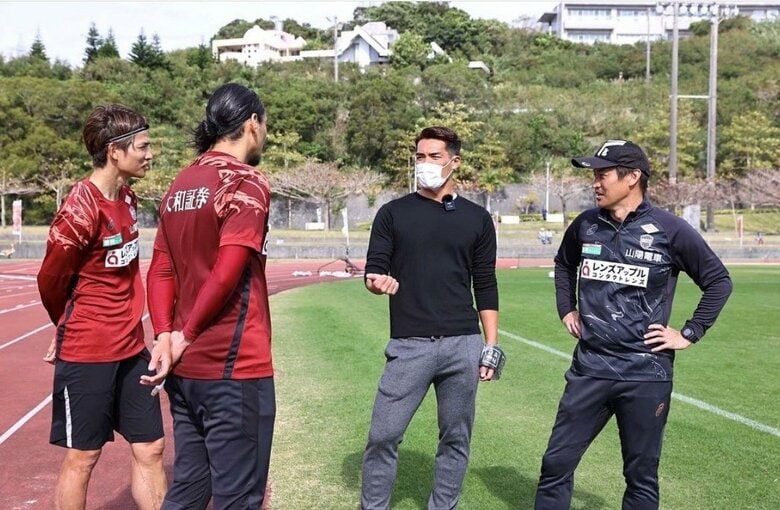 サッカーの現場で取材をする槙野（本人インスタグラムより）