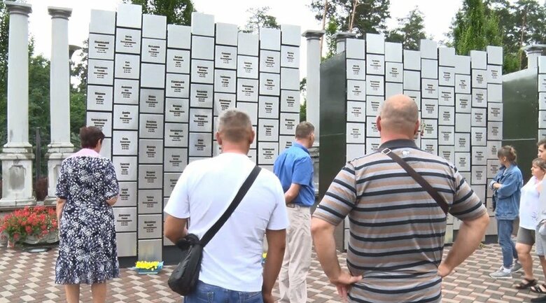 モニュメントに訪れる多くの人々