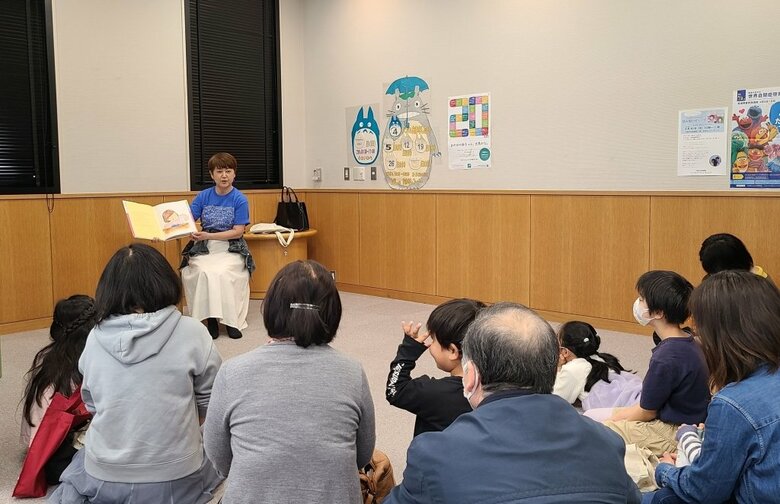 読み聞かせをする著者の竹山美奈子さん