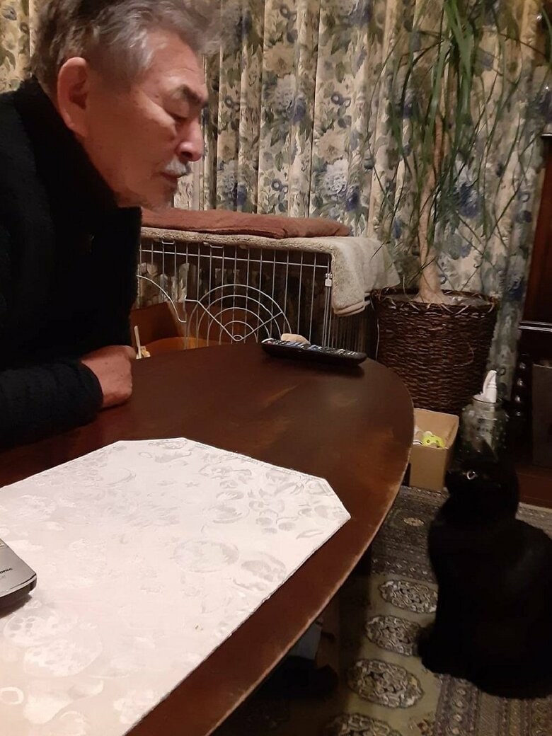 机越しに見つめ合う