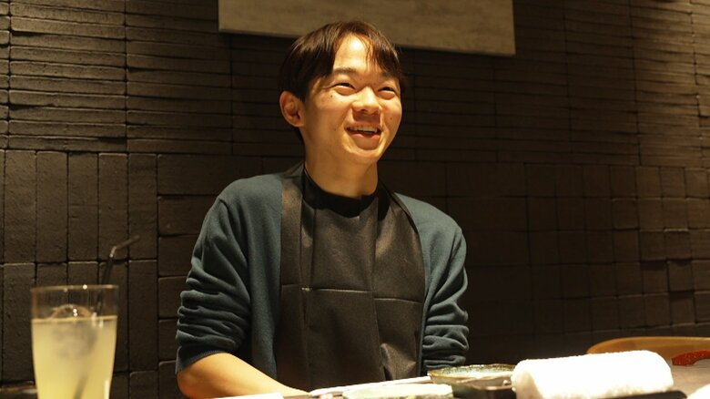 「うまっ！」と焼き肉を堪能する鍵山