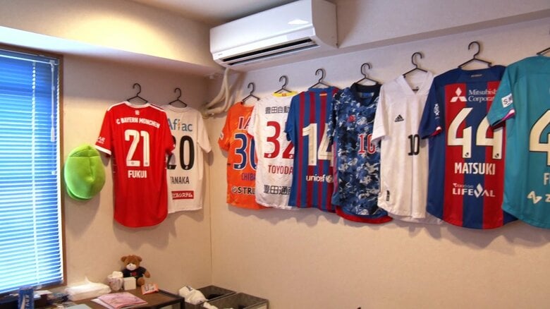 部屋一面にユニフォームが