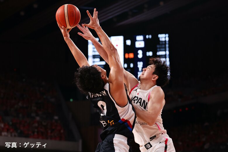 韓国選手と激しく競り合う比江島慎（5日、東京・有明アリーナ）