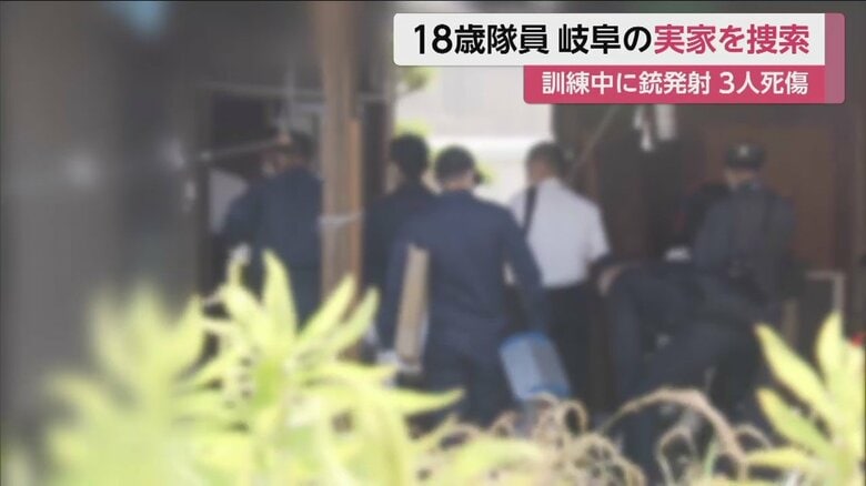 19日午前7時40分ごろ、男（18）の実家に家宅捜索に入る警務隊（岐阜市）
