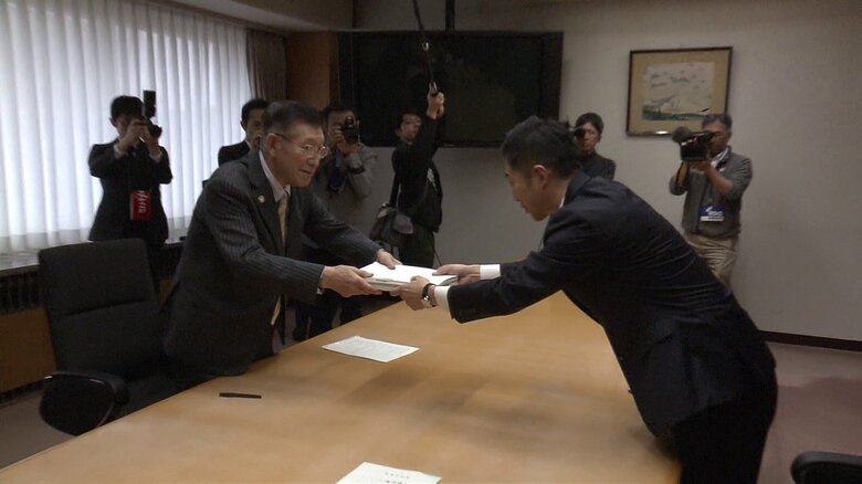 佐竹前知事から鈴木健太新知事への引き継ぎの様子