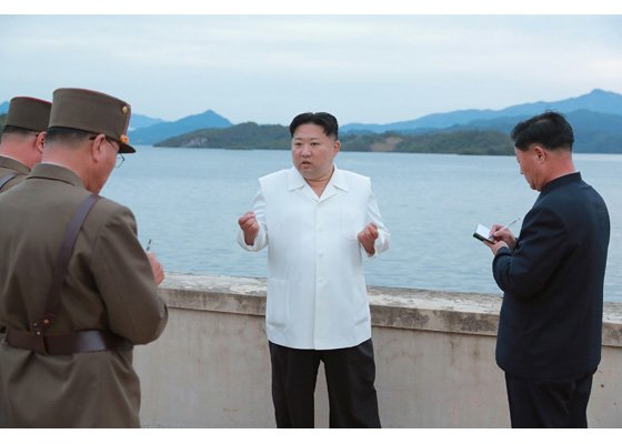 ダム湖の堤防で現地指導を行う金正恩総書記（朝鮮労働新聞・10月10日）