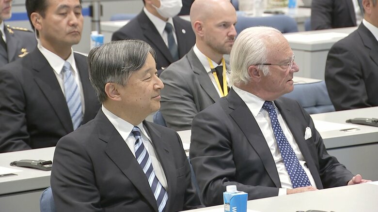 グスタフ国王とセミナーを聴講される陛下（国連大学）