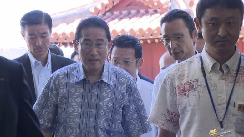 首里城の復元工事を視察した岸田首相（26日午前 沖縄・那覇市）