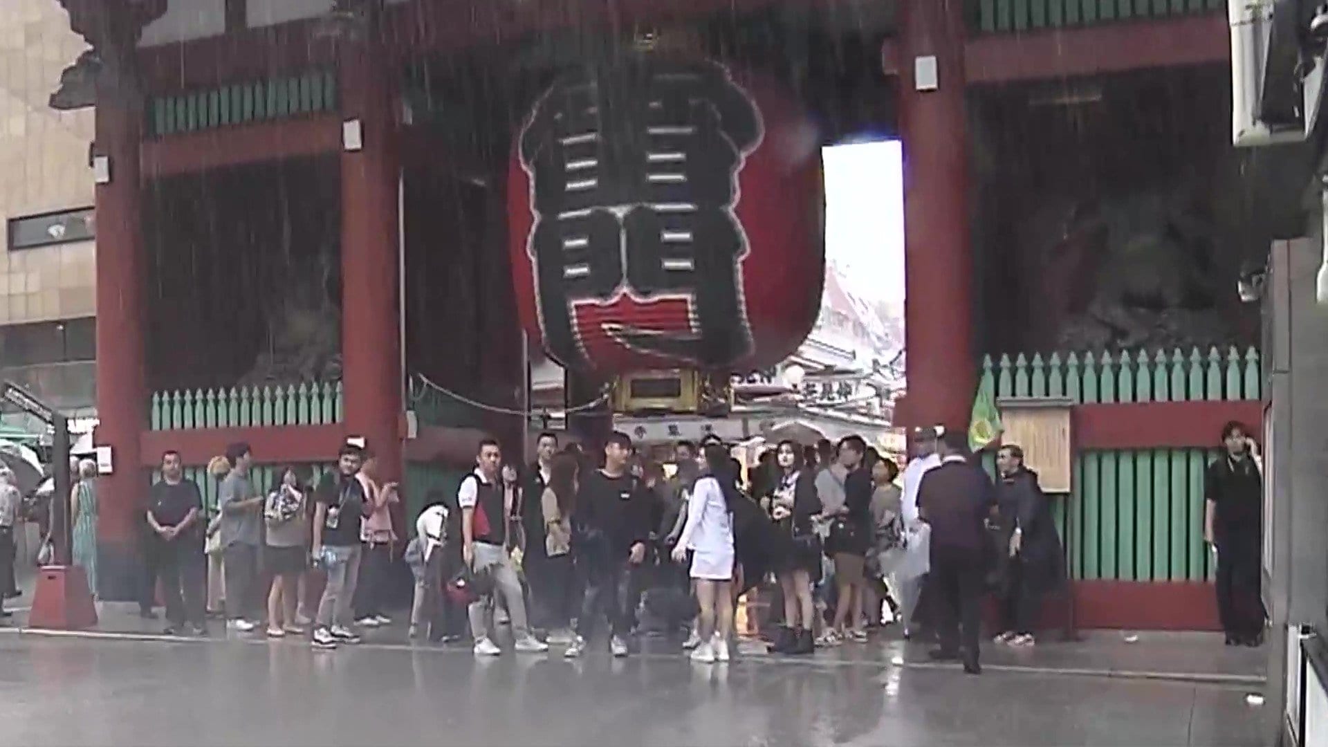 台風15号で人気観光地も打撃…芦ノ湖名物「遊覧船」は運休に　浅草では雨の中走る“人力車”や雷門の屋根下で“雨宿り”する多くの人々　