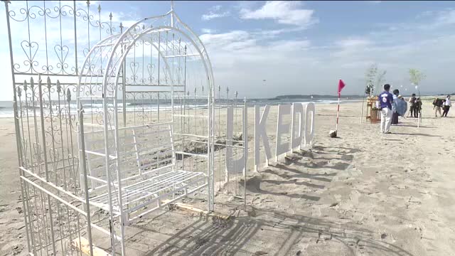 “16年ぶりの海開き”浪江町・請戸海岸　津波で被害受けた海岸に海水浴客の姿戻る