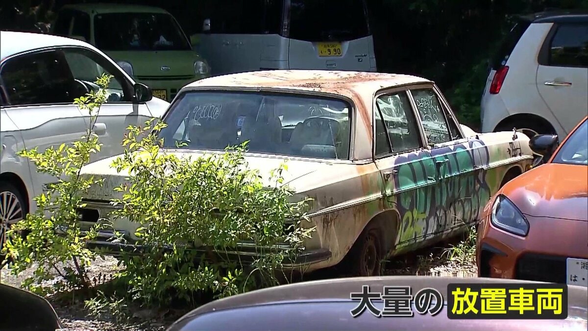 独自】ドアやタイヤのない“廃車同然”の車も…駅近駐車場に放置された