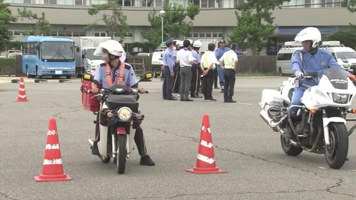 8月19日は「バイクの日」 白バイ隊員が郵便配達員に安全走行のポイントを指導【福井】｜FNNプライムオンライン