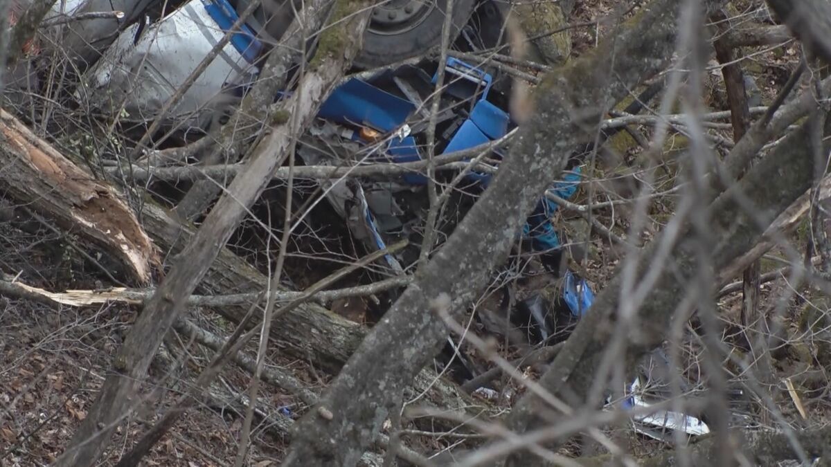 バキュームカーが約15m転落 運転の55歳男性が死亡 車内に閉じ込められる 交通事故に起因する圧迫による窒息死 道路左側のコンクリートに衝突後、右側のガードレールを突き破る 長野・松本市