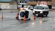 信号無視が原因か　交差点で車2台が衝突、ぶつけられた車は衝撃で横転し回転　高知・香南市