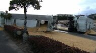 積み荷の飼料も散乱…国道でトレーラーのけん引車と荷台の両方が横転し4車線分ふさぐ　約6時間1キロにわたって全面通行止めに　福岡・糸島市