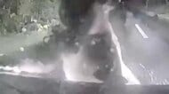 『ヤバイ、ヤバイ…やられた』ヒグマが車の前に立ちふさがり、ボンネットをバンバン叩く…さらに噛みつき車体に穴あける…クマに襲われる恐怖の瞬間映像〈北海道美深町〉