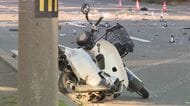 【原付バイクの新聞配達員が意識不明】乗用車に追突された“右折待ち”の原付バイク→はずみで対向車線はみ出し大型トラックと衝突…40代男性配達員が病院搬送～早朝の道道で3台絡む交通事故〈北海道北広島市〉