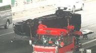 首都高湾岸線でワゴン車が横転…運転していた20代男性搬送も軽傷 インターチェンジ分岐部分に突っ込み横転