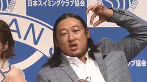 ロバート秋山の衝撃水着ファッション 実は仲里依紗も!?