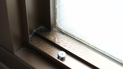 雨風が強くなると「サッシ」に水がたまる…窓の施錠とレールの汚れがポイント？対策を聞いた