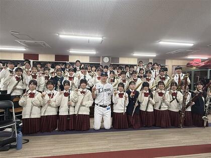 西武・渡邉勇太朗が母校・浦和学院高校をサプライズ訪問も生徒の声にタジタジ!?　「勝利を届けられるように頑張りたい」