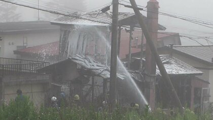 【住宅火災で軽傷】住人の60代女性がやけど～木造2階建てで出火し女性自ら通報…夫は逃げてケガなし→1時間40分後に消し止められる〈北海道室蘭市〉