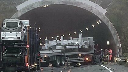 【道東道下り線で死亡事故】大型トレーラーと軽乗用車が正面衝突～軽乗用車が大破し乗っていた2人死亡―どちらかが対向車線にはみ出しか…占冠中央トンネル付近〈北海道占冠村〉