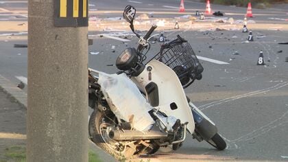 【原付バイクの新聞配達員が意識不明】乗用車に追突された“右折待ち”の原付バイク→はずみで対向車線はみ出し大型トラックと衝突…40代男性配達員が病院搬送～早朝の道道で3台絡む交通事故〈北海道北広島市〉