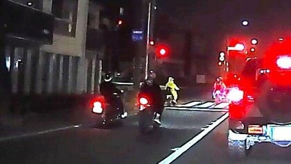 【映像公開】”ブンブン”うるさい音を立てながら赤信号の交差点に進入していく原付バイクの集団―18～20歳の男6人を道交法違反容疑で約3か月後に逮捕＜北海道札幌市＞