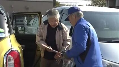 「だまされま煎茶」で詐欺被害防止へ　年金支給日に警察官らが注意喚起　秋田市