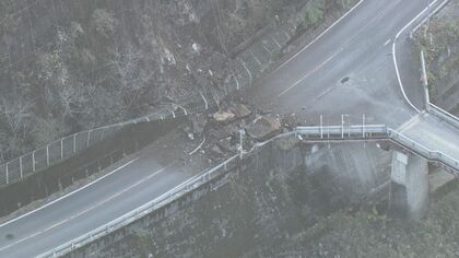 山の斜面が崩れる…愛岐道路で大量の土砂が道をふさぐ 巻き込まれた車やケガ人はない模様  専門家が現地調査へ