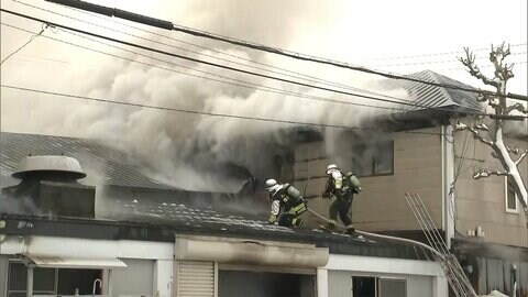 水産会社出火で海沿いに白煙 消防車18台 懸命の消火活動