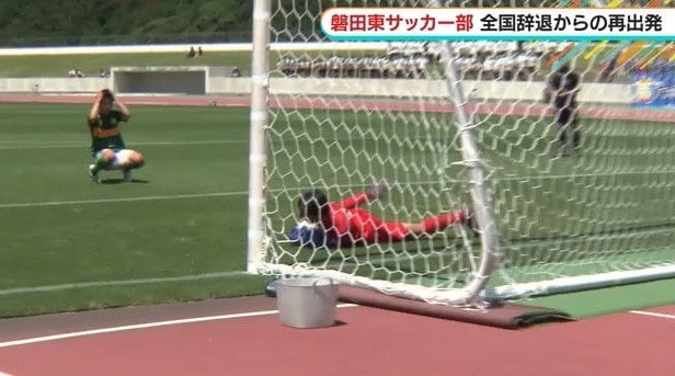PK戦でセーブする岡村選手(2022年)