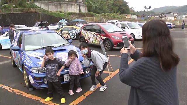 気に入った車の前で撮影