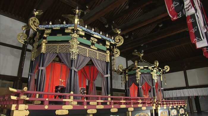 左が高御座 左が御帳台